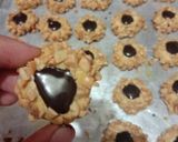 Foto langkah ke 5 dari resep Thumb print cookies / kue kering kacang cokelat.