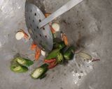 Foto langkah ke 3 dari resep Ikan salem tumis.