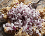 Foto del paso 3 de la receta: Hamburguesas de pollo con queso azul, cebolla y salsa de soja