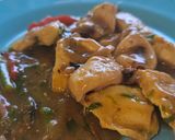 Foto del paso 7 de la receta: Chipirones y pechuga de pollo en salsa