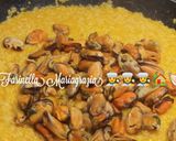 Foto del passaggio 9 della ricetta Risotto con zucca km zero e cozze gourmet di fantasia 👩‍🍳🇮🇹🌍🏡🦪🎃