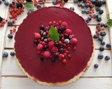 Foto del passaggio 9 della ricetta Cheesecake ai frutti di bosco senza cottura