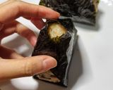 รูปขั้นตอนการทำที่ 5 ของ ข้าวปั้นรสสาหร่ายคอมบุตุ๋นและปลาแห้ง Kombu no Tsukudani Onigiri 昆布の佃煮おにぎり