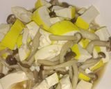 รูปขั้นตอนการทำที่ 5 ของ ผัดเห็ดใส่เต้าหู้เหลืองนิ่ม (Stir-Fried Mushrooms with Soft Yellow Tofu)