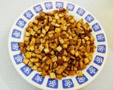 Hình bước làm 4 của món Snack từ vỏ bánh sandwich