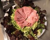 Une image de l'étape 8 de Salade de feuille de chêne aux tomates, courgettes et mortadelle de Bologne.