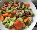 Foto langkah ke 3 dari resep Tumis Daging Sayuran.
