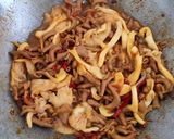 Foto langkah ke 3 dari resep Tumis Jamur Usus Masak Kecap.