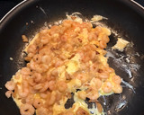 Foto del paso 3 de la receta: Revuelto de gambas con ajitos y tortilla