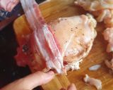 Foto del paso 6 de la receta: Pechuga de pollo rellena de quesos envuelta en tocino keto