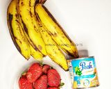 A picture of step 2 of Banana and strawberry smoothies 😋.