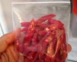 Foto langkah ke 2 dari resep Tips Menyimpan Cabe Biar Awet.