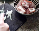 Foto del paso 1 de la receta: Panceta de cerdo en salsa con repollo(col)