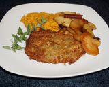 A picture of step 4 of PORK CUTLETS WITH MASHED SWEET POTATOES AND CARAMELIZED APPLES. JON STYLE.