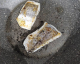 Foto del paso 4 de la receta: Merluza a la plancha con verduritas a la mantequilla en salsa marinera