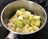 Foto del paso 1 de la receta: Crema fría de puerros con puntas de triguero ahumadas y variado de semillas