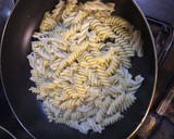 Foto del paso 1 de la receta: Fideos con espinacas salteadas