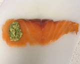 Foto del paso 2 de la receta: Canapés de Navidad: rollitos de salmón ahumado con un guacamole muy rico!