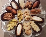 صورة لخطوة 2 من وصفة تمر محشي بزبدة الفول السوداني للمناسبات 🍫