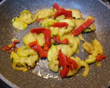 Foto del paso 2 de la receta: Tortilla de calabacín con pimiento morrón