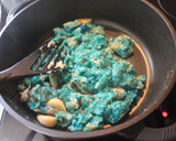 Foto del paso 5 de la receta: Migas azules con chistorra y uvas