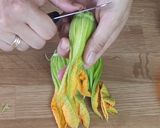 Foto del passaggio 5 della ricetta Fiori di zucca fritti alla romana