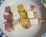 Foto del paso 2 de la receta: Brochetas pollo, piña y queso Brie. 🐔🍍🧀