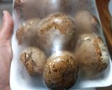 Foto langkah ke 3 dari resep Caisim cah jamur.