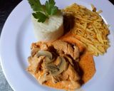 Foto del paso 4 de la receta: Strogonoff de pollo con papas pay (Estrogonofe de frango com batata palha)