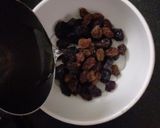 A picture of step 1 of Raisins cranberry juice.
