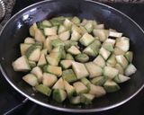Foto del paso 1 de la receta: Ensalada de tomate y calabacín (zapallitos)