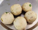 A picture of step 4 of Rava vegetable pops.