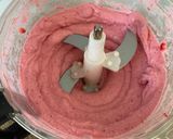 صورة لخطوة 1 من وصفة آيس كريم الفراولة 🍧