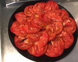 Une image de l'étape 2 de Salade de tomates cœur de bœuf,parmesan,fleurs et feuilles de basilic.