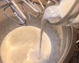Foto del paso 7 de la receta: Bizcocho de chocolate blanco, frambuesas y piñones