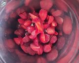 स्ट्रॉबेरी शेक(stawrberry shake recipe in hindi) रेसिपी चरण 1 फोटो