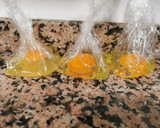 Foto del paso 2 de la receta: Tosta de aguacate con huevo poché y tomates cherry