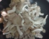 รูปขั้นตอนการทำที่ 3 ของ ผัดเห็ดใส่หมูสับ