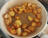 Foto del paso 3 de la receta: Papas con salchicha al sartén