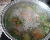 Foto del paso 4 de la receta: Alcauciles con guisantes, gambas y huevos