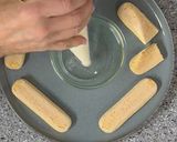 Foto del passaggio 3 della ricetta Tiramisù con Pesche sciroppate e Nocciole