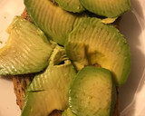 Foto del paso 3 de la receta: Tosta de cereales con aguacate y huevo revuelto