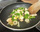 Foto del paso 2 de la receta: Salteado de gambas, cebolla y espárragos trigueros