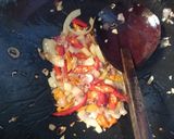 Foto langkah ke 2 dari resep Oseng mie pedas.