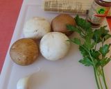 Foto del passaggio 1 della ricetta Spaghetti ai due funghi