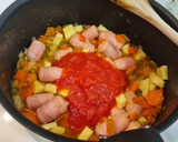 Foto del paso 4 de la receta: Salchichas frescas guisadas con verduras