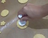 Foto langkah ke 4 dari resep Strawberry & Kecombrang Cookie Sandwich.