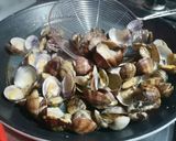 Foto del passaggio 5 della ricetta Calamarata vongole veraci, canocchie e astice