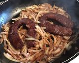 Une image de l'étape 6 de Chorizo noir au vin rouge et oignons caramélisés.