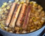 Une image de l'étape 4 de Saucisses végétariennes mijotées aux aubergines.